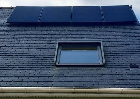 panneaux solaires haut de toit au-dessus Velux
